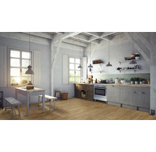 Helle Küche im Landhausstil mit Holzboden, Esstisch und Küchenzeile