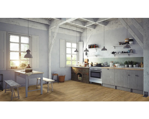 Helle Küche im Landhausstil mit Holzboden, Esstisch und Küchenzeile