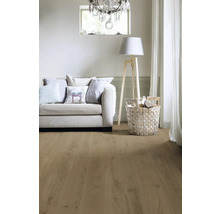 Wohnzimmer mit Sofa, Lampe, Holzboden und Dekoration