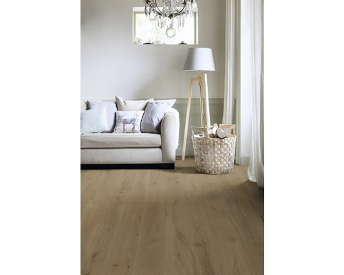 Wohnzimmer mit Sofa, Lampe, Holzboden und Dekoration
