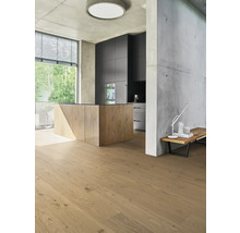 Heller Wohnraum mit Holzboden, Kücheninsel und Betonwand