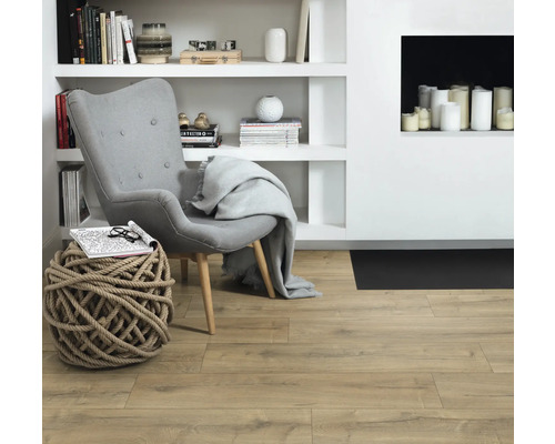 Wohnzimmer mit Sessel, Beistelltisch aus Seil und Regalen