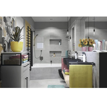 Helles Badezimmer mit Badewanne, Dusche, Waschbecken und Handtüchern