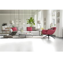 Helles Wohnzimmer mit Sofa, Sessel, Tisch und Dekoration