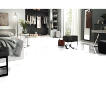 Helles Schlafzimmer mit Bett, Kleidung und Accessoires