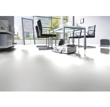 Heller Büroraum mit Glasboden, Büromöbeln und Flipchart