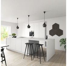 Helle Küche mit Kücheninsel, Barhockern, Pendelleuchten und Akustikpaneel an der Wand.