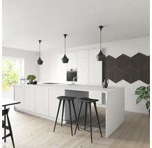 Moderne Küche mit Kücheninsel, Barhockern, Pendelleuchten und Wandpaneelen