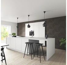 Moderne Küche mit Kochinsel, Barhockern und Pendelleuchten