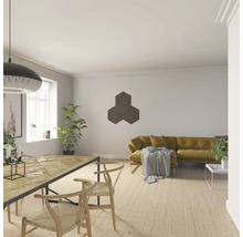 Wohnzimmer mit Esstisch, Stühlen, Sofa und Akustikpaneel an der Wand.