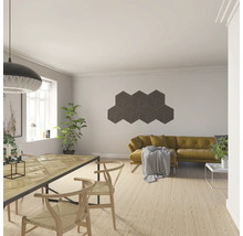 Wohnzimmer mit Esstisch, Stühlen, Sofa und Wandpaneelen zur Schallabsorption