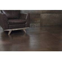 Innenraum mit braunem Ledersessel und Bodenfliesen in Holzoptik