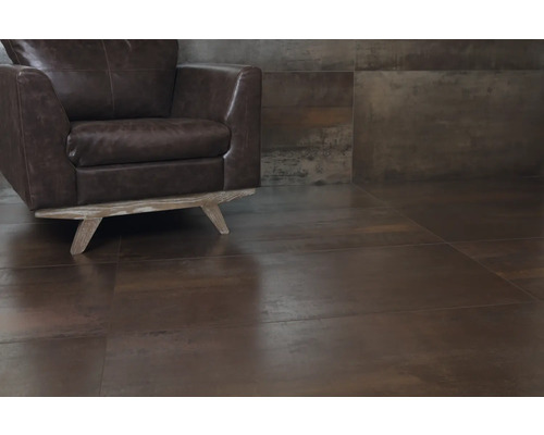 Innenraum mit braunen Bodenfliesen und braunem Sessel