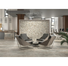 Ein heller Büroraum mit Mosaikwand, Sesseln und Arbeitsplätzen.