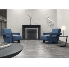 Modernes Wohnzimmer mit Fliesenboden, Sesseln und Kamin