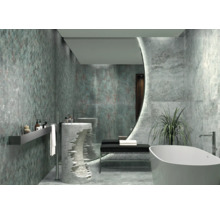 Modernes Badezimmer mit Mosaikwand, Waschtisch und freistehender Badewanne.