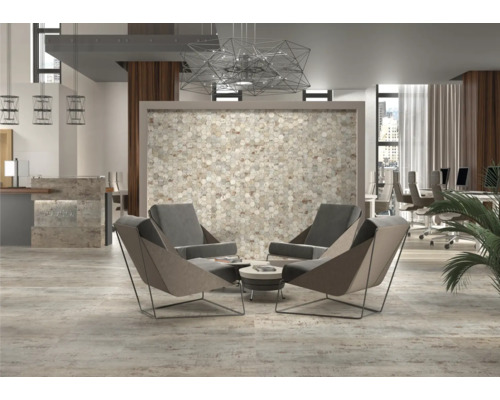 Lounge-Bereich mit Sesseln, Mosaikwand und moderner Beleuchtung in einem Büro