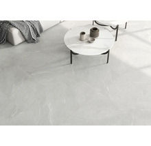 Heller Wohnraum mit Bodenfliesen in Marmoroptik und Couchgarnitur