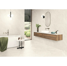 Badezimmer mit Badewanne, Waschtisch und Fliesen in Marmoroptik