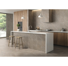 Moderne Küche mit Kochinsel, Barhockern, Spüle und Einbauschränken