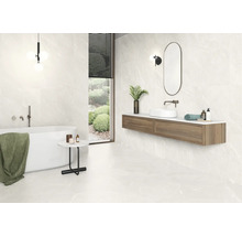 Modernes Badezimmer mit Badewanne, Waschtisch und weißen Fliesen