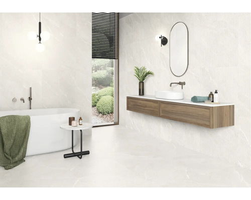 Modernes Badezimmer mit Badewanne, Waschtisch und weißen Fliesen