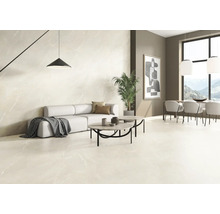 Heller Wohnraum mit Sofa, Couchtisch und Bodenfliesen in Marmoroptik