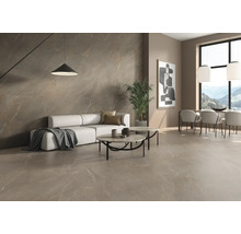 Modernes Wohnzimmer mit Sofa, Couchtischen und Bodenfliesen in Marmoroptik