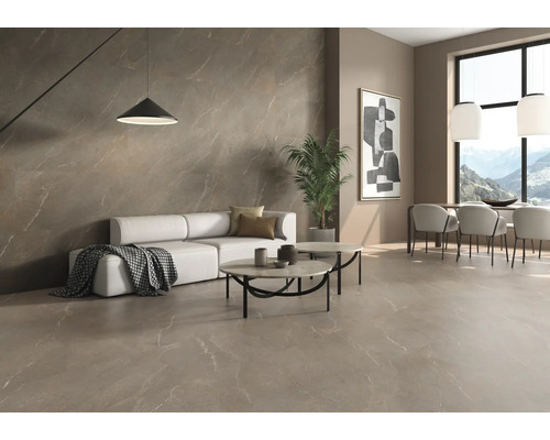 Modernes Wohnzimmer mit Sofa, Couchtischen und Bodenfliesen in Marmoroptik