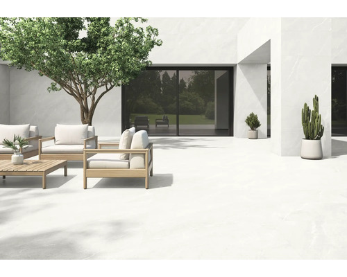 Terrasse mit hellem Bodenbelag, Sitzgruppe aus Holz und Bepflanzung