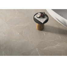 Beige Bodenfliesen mit Marmoroptik in einem Badezimmer.