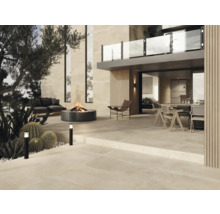 Außenbereich mit Steinfliesen, Feuerstelle, Sitzgelegenheiten und Beleuchtung