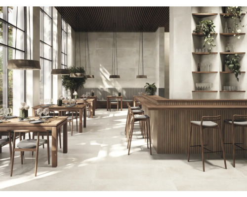 Restaurant mit Tischen, Stühlen, Bar und Regalen mit Pflanzen und Gläsern