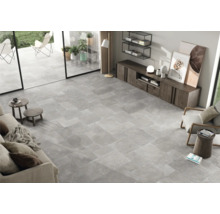 Heller Wohnraum mit Fliesenboden, Sitzbereich und Terrassenzugang.