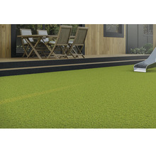 Außenbereich mit grünem Kunstrasen, Terrasse und Gartenmöbeln.