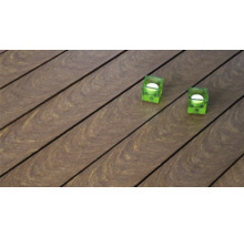 Terrassendielen aus Holz mit zwei Teelichthaltern