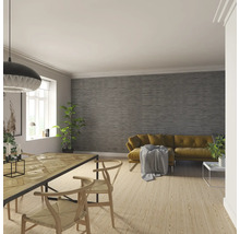 Heller Raum mit Esstisch, Stühlen und Sofa vor einer Wand mit Holzpaneelen