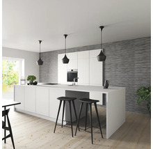 Moderne Küche mit Kücheninsel, Barhockern und Pendelleuchten für eine helle und organisierte Atmosphäre.