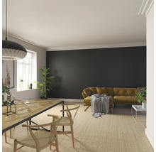 Wohnzimmer mit Esstisch, Stühlen, Sofa und Wandpaneelen