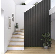 Heller Eingangsbereich mit Treppe, Wandpaneelen und Zimmerpflanzen.