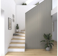 Heller Raum mit Treppe, Holzstufen und Wandpaneelen