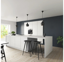 Moderne Küche mit Kücheninsel, Barhockern und Pendelleuchten