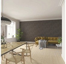 Heller Wohnraum mit Esstisch, Stühlen und einem Sofa vor einer Wand mit geometrischem Muster.