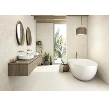 Helles Badezimmer mit Doppelwaschbecken, Badewanne und Fenster mit Blick ins Grüne