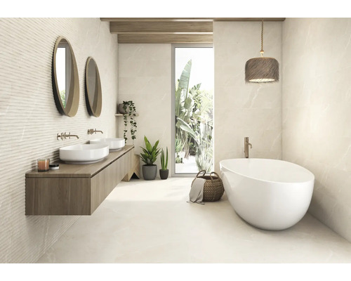 Helles Badezimmer mit Doppelwaschbecken, Badewanne und Fenster mit Blick ins Grüne
