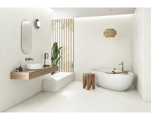 Helles Badezimmer mit Badewanne, Waschtisch und Spiegel