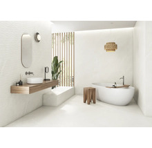 Helles Badezimmer mit Badewanne, Waschtisch, Spiegel und Dekoration