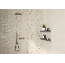 Modernes Badezimmerdesign mit Blumendekor, Dusche und Regalen