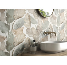 Badezimmer mit Waschbecken, Armatur und Wandfliesen mit Blattmotiv