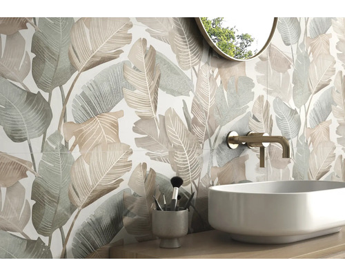 Badezimmer mit Waschbecken, Armatur und Wandfliesen mit Blattmotiv